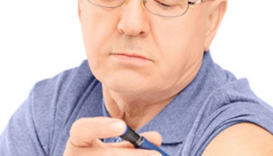 Älterer Mann spritzt sich Insulin in den Oberarm.