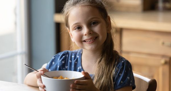 Mädchen, isst ein Müsli.