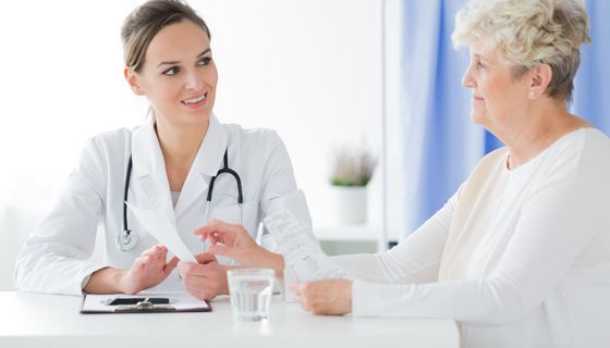 Ärztin im Gespräch mit einer älteren übergewichtigen Patientin.