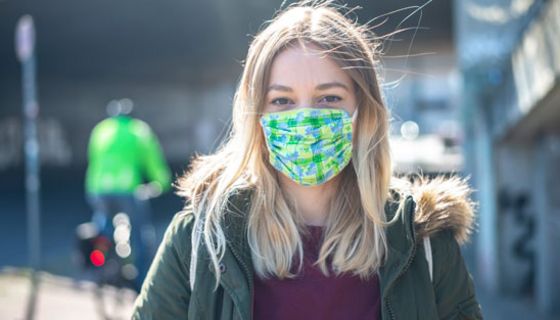 Die meisten Deutschen befürworten die Maskenpflicht, die vielerorts eingeführt wurde.