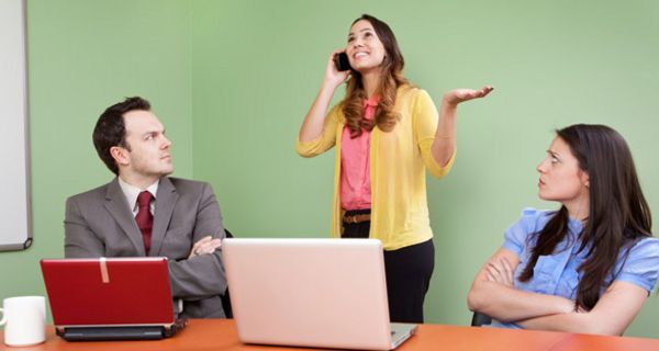 Frau telefoniert während einer Sitzung.