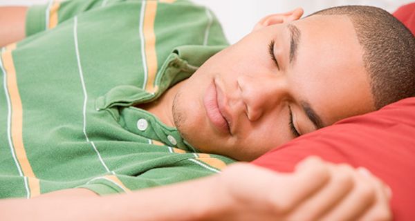 Teenager, die früh ins Bett gehen, haben im Schnitt bessere Noten.