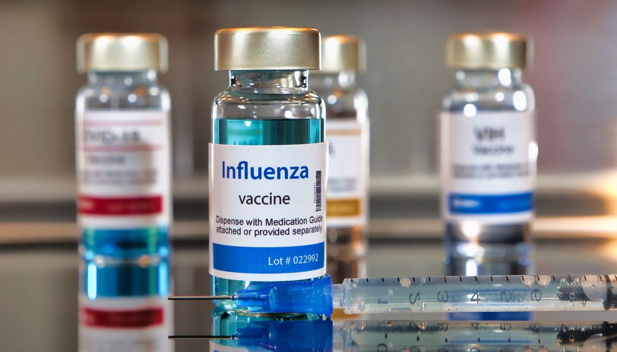 Foto von drei Grippe-Impfstoffen nebeneinander.