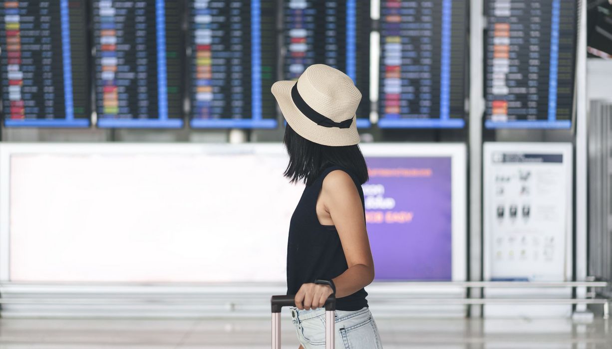 Junge Frau am Flughafen.