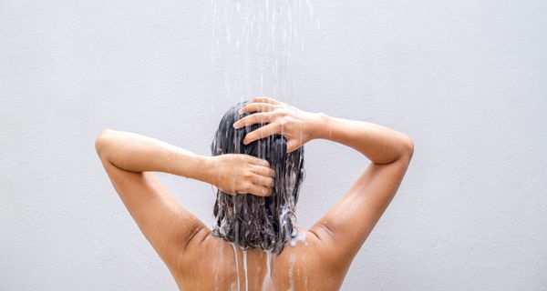 Frau, unter der Dusche.