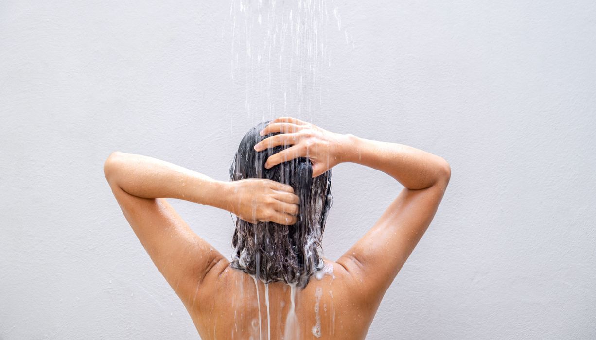 Frau, unter der Dusche.