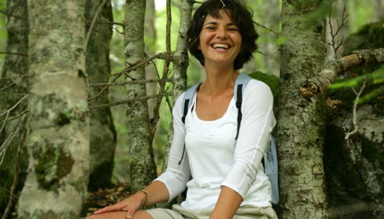 Frau wandert im Wald.