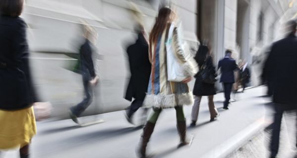 Menschen hasten in der Stadt.