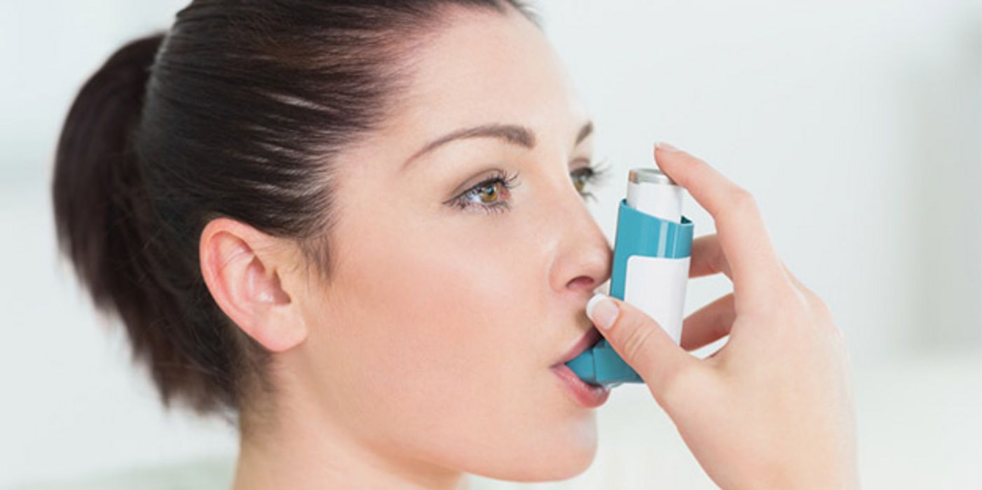 Die meisten Asthma-Patienten inhalieren regelmäßig Kortison-Wirkstoffe, um Anfällen vorzubeugen.