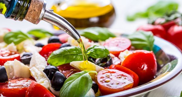 Salat, der mit Olivenöl zubereitet wird.