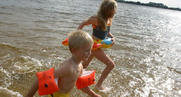 Kinder am Strand