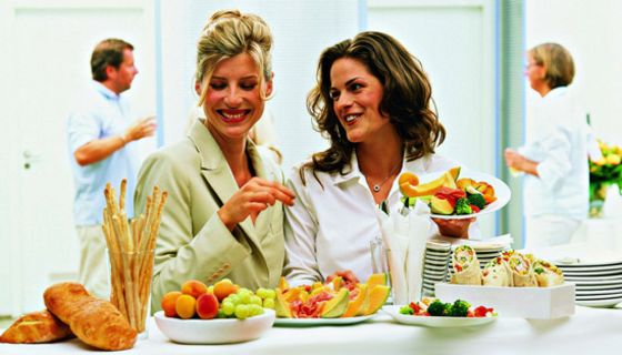 Zwei Frauen vor dem Buffet.