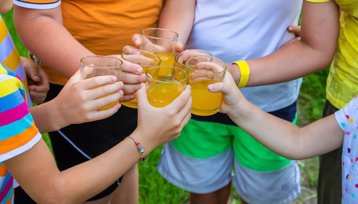 Kinder mit Softdrinks.