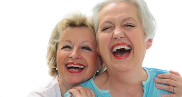 Zwei lachende Seniorinnen