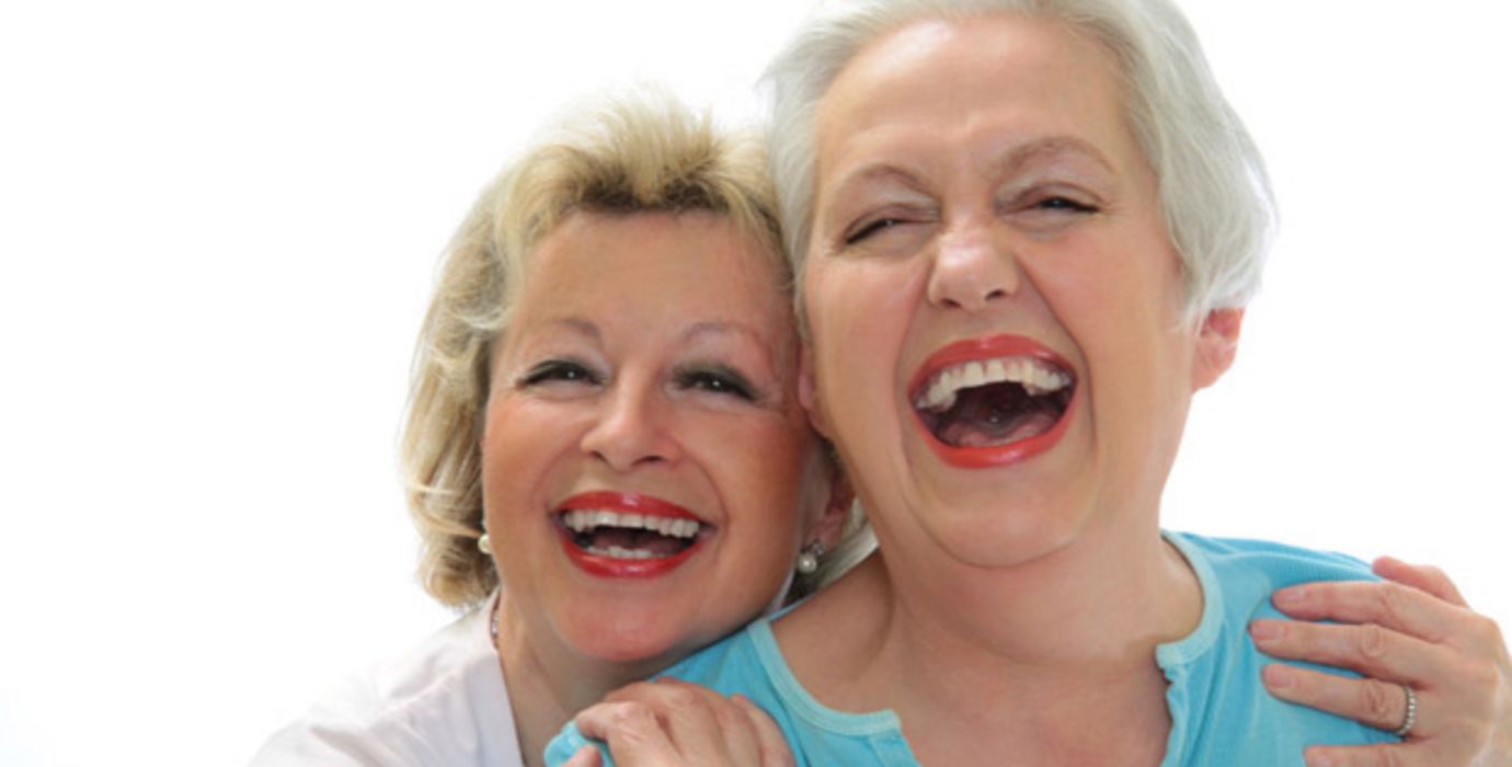 Zwei lachende Seniorinnen