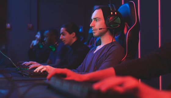 Junger E-Sportler vor dem Computer.