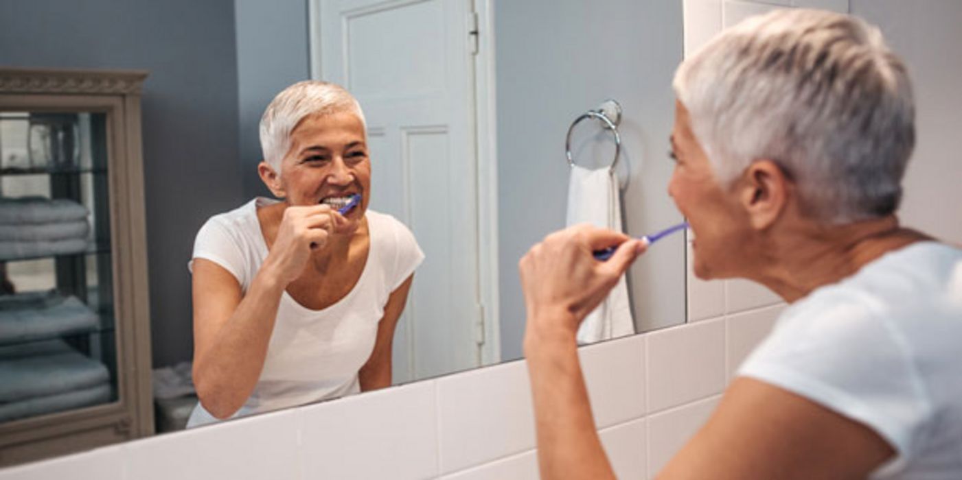 Zwischen Mundhygiene und Alzheimer könnte ein Zusammenhang bestehen.