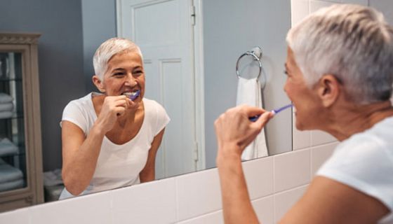 Zwischen Mundhygiene und Alzheimer könnte ein Zusammenhang bestehen.