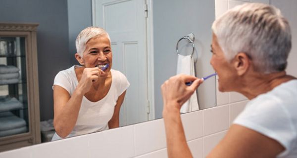 Regelmäßiges Zähneputzen beugt nicht nur Karies vor, auch Zahnfleischentzündungen entstehen seltener bei guter Mundhygiene.