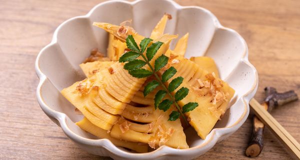 Eine Schale mit zubereiteten Bambussprossen.