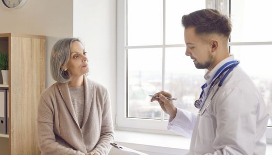 Frau über 50 lässt isch von einem jungen Arzt beraten. 