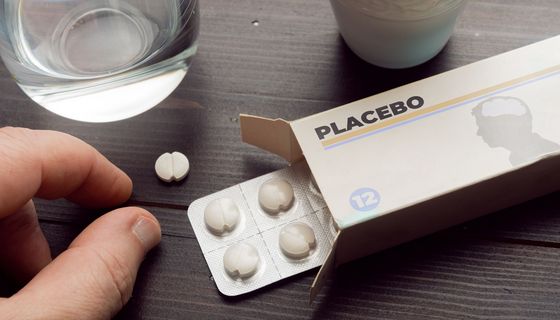 Placebo-Effekt-Konzept: Mann nimmt eine Pille aus einer Placebo-Pillenschachtel