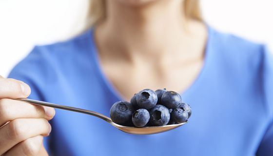 Heidelbeeren auf einem Löffel