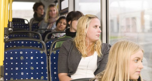 Reisende sitzen im Bus