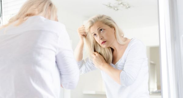Angst und Stress kann zu Haarausfall führen, der sich oft erst viele Monate später zeigt.