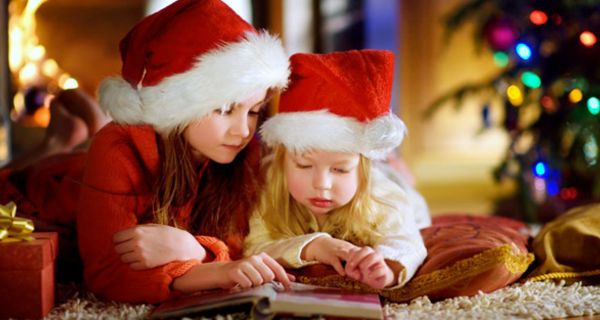 Kinder lieben den Weihnachtsmann und die magische Stimmung an den Festtagen.