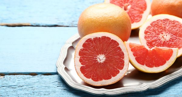 Grapefruit auf einem Teller.