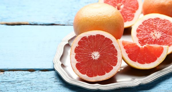 Grapefruit auf einem Teller.