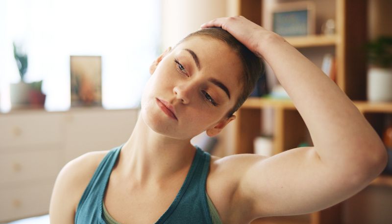 Frau betrachtet sich im Spiegel.