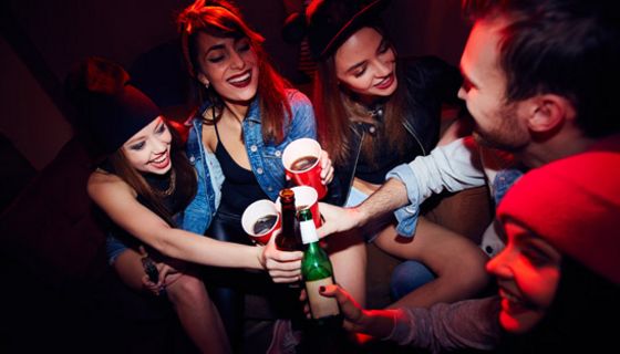 Komasaufen unter Jugendlichen wird zwar weniger, ist aber noch immer ein großes Problem.