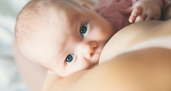 Der Hautkontakt wirkt sich sowohl auf das Kind als auch auf die Mutter positiv aus.