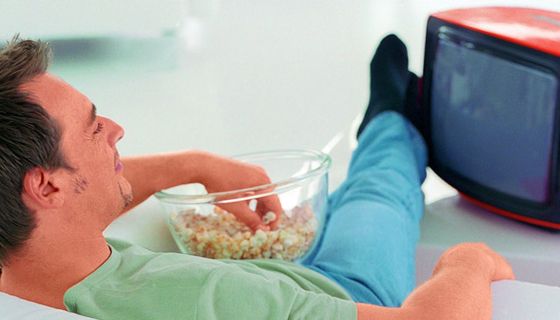 Mann vor Fernseher