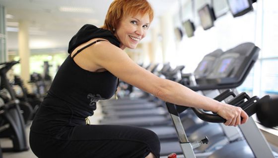 Schon kurze Einheiten im Fitnessstudio helfen, den Körper vor Entzündungen zu schützen.