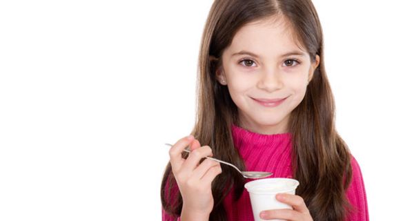 Mädchen isst Joghurt.