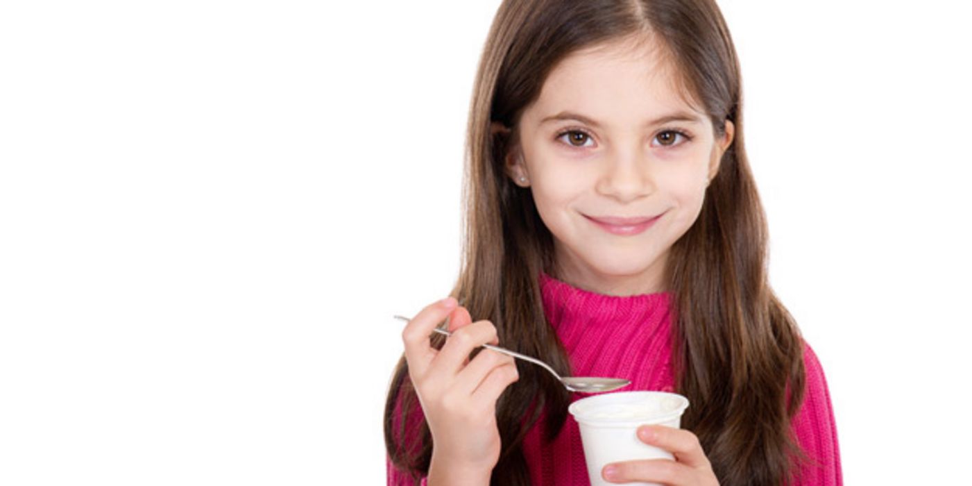 Mädchen isst Joghurt.