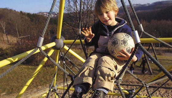 Junge auf einem Klettergerüst