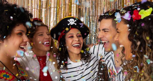 Gruppe junger Menschen, feiert Karneval.