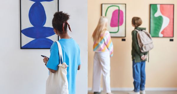 Junge Menschen, betrachten Kunst in einem Museum.