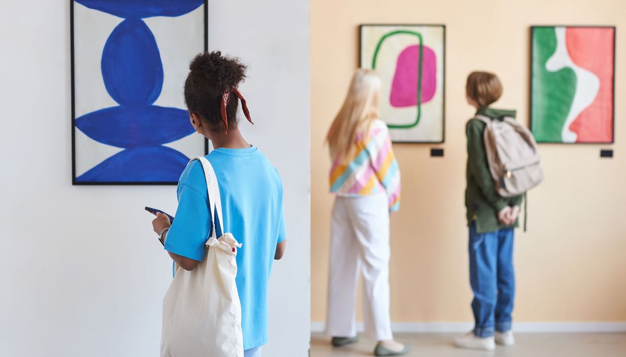 Junge Menschen, betrachten Kunst in einem Museum.