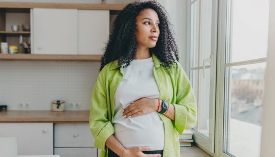 Schwangere Frau in der Küche