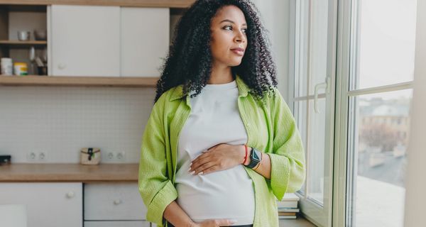 Schwangere Frau in der Küche