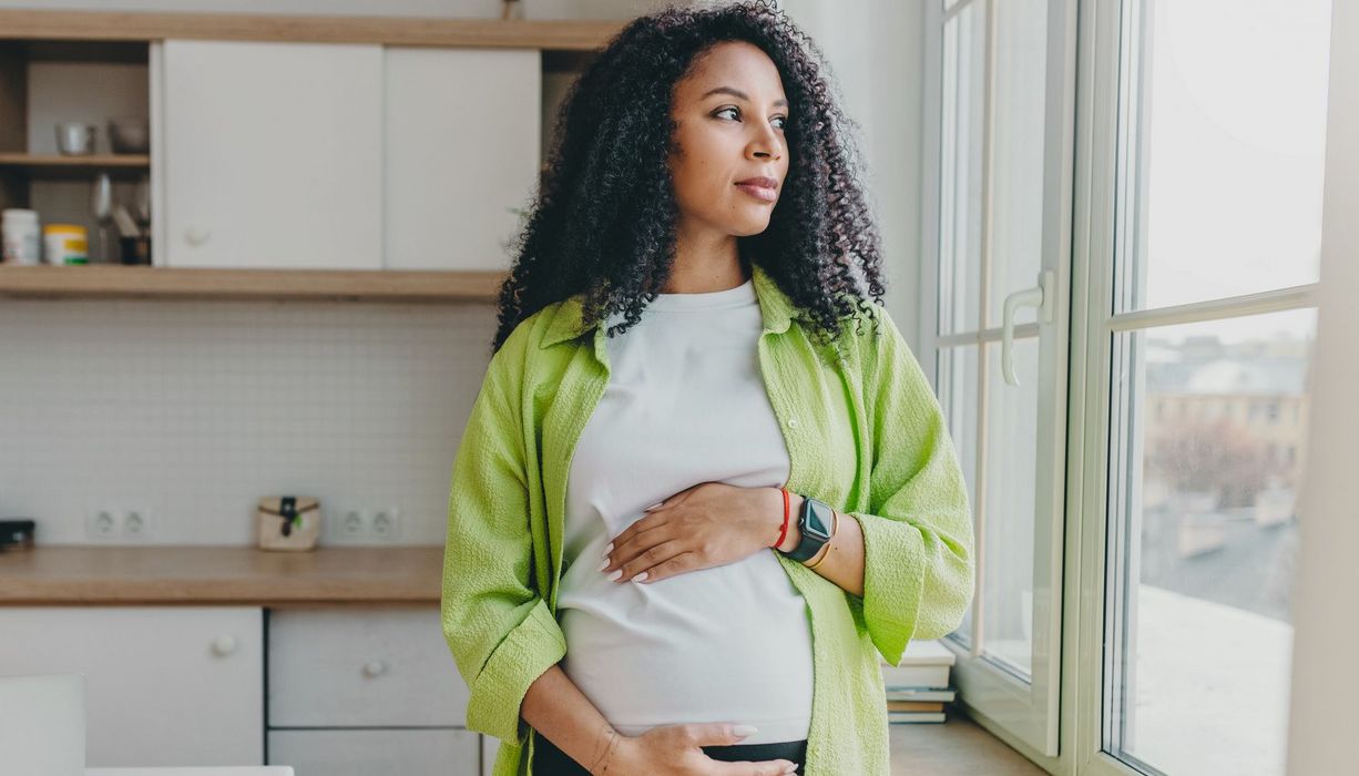 Schwangere Frau in der Küche