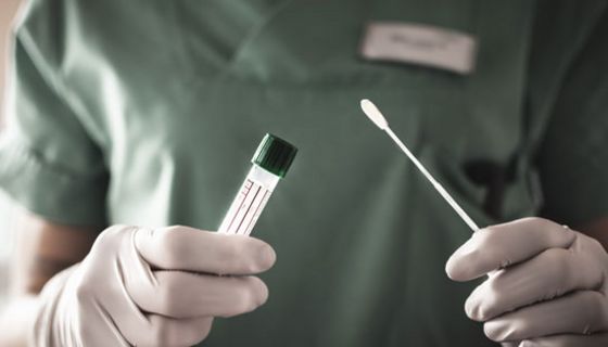 Künftig sollen mehr Menschen auf Covid-19 getestet werden.