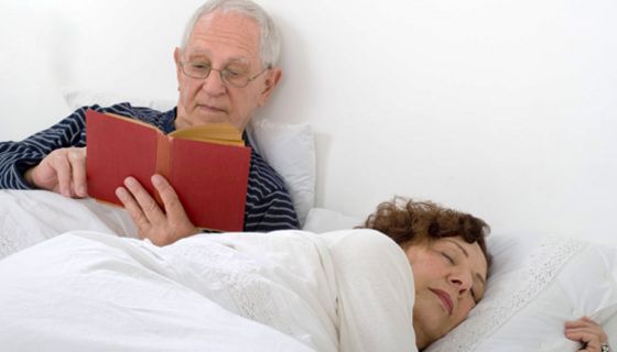 Mann liest im Bett