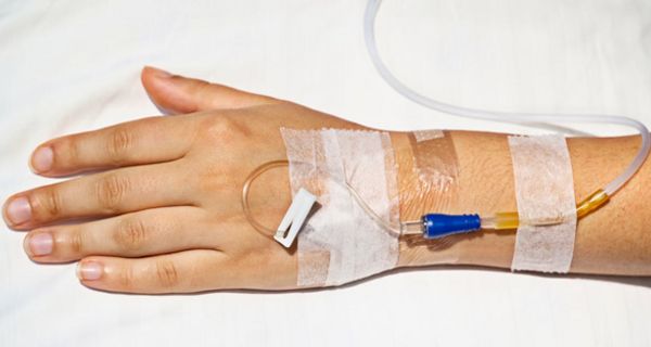 Hand mit Infusionsbesteck