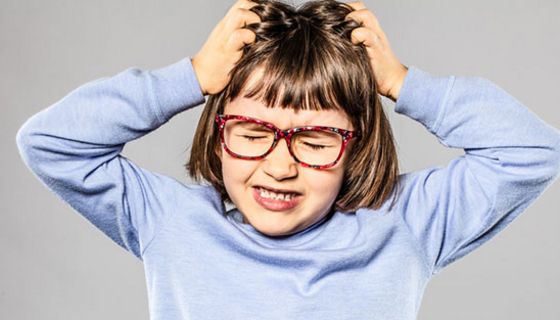 Mädchen sind etwas häufiger von Kopfläusen betroffen als Jungen. Es liegt an ihren meist längeren Haaren, vermuten Experten.